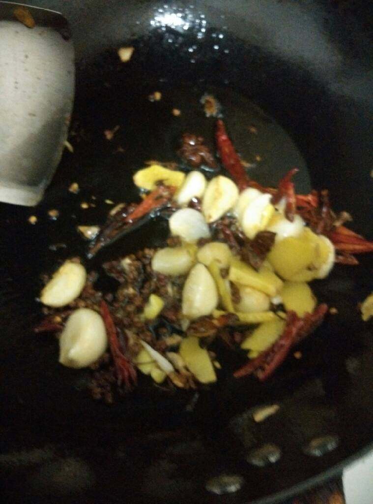 麻辣小龙虾,把麻椒！！麻椒噢～大料   葱姜蒜 辣椒爆香