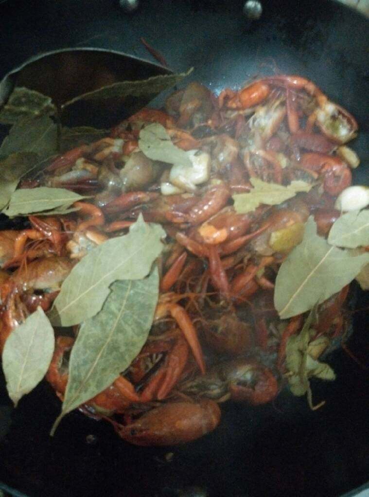 麻辣小龙虾,放些香叶一起炒炒炒！