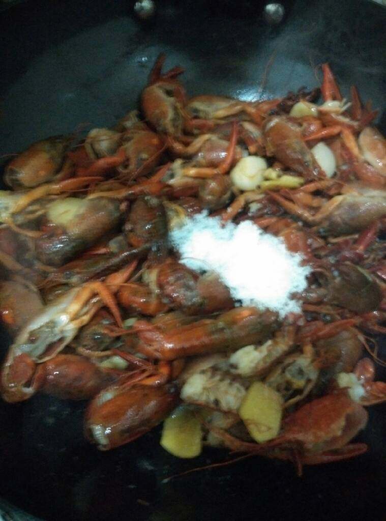 麻辣小龙虾,倒入龙虾 加入一点<a style='color:red;display:inline-block;' href='/shicai/ 718'>料酒</a>  两勺<a style='color:red;display:inline-block;' href='/shicai/ 692'>酱油</a> 两勺<a style='color:red;display:inline-block;' href='/shicai/ 10588'>糖</a> 盐   翻炒～