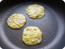 土豆小煎饼~~金灿灿,用小火慢煎,煎至定型