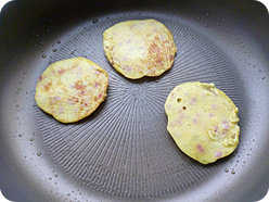 土豆小煎饼~~金灿灿,随后小心的翻转,煎至另外一面金黄就可以了
