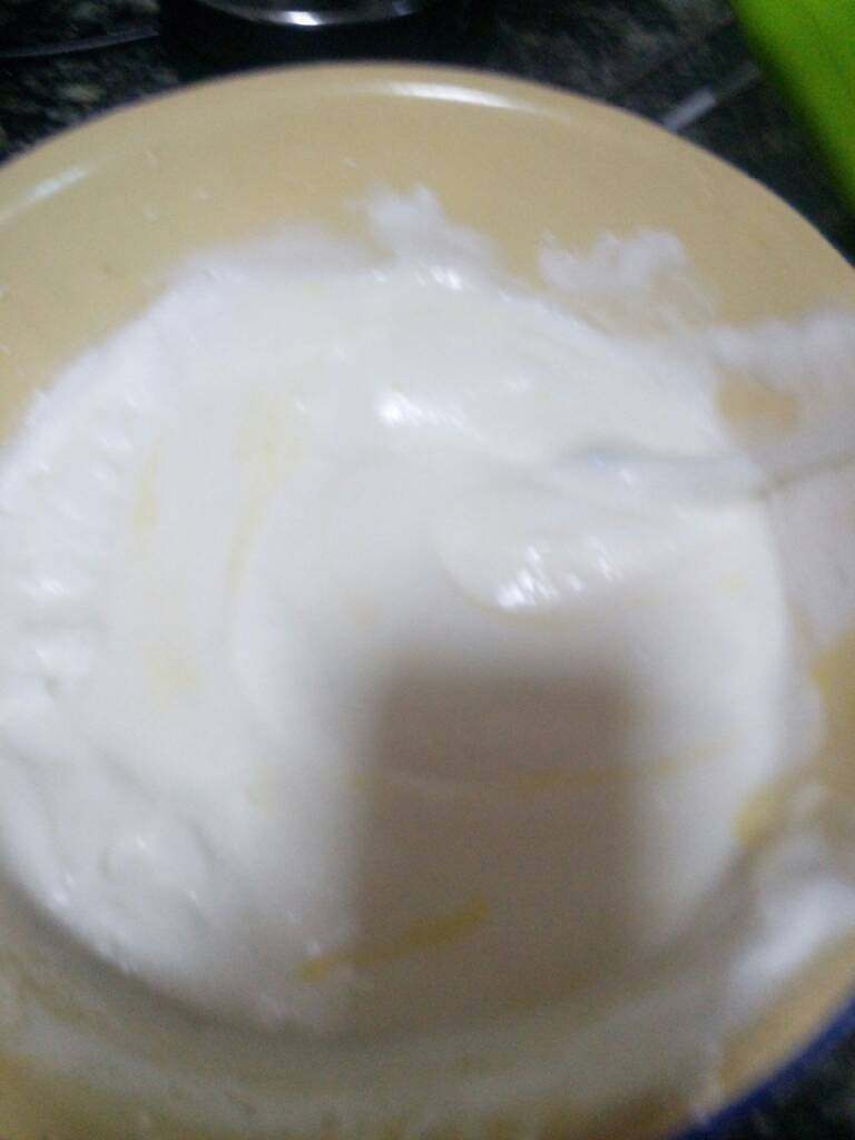 瓜子蛋糕,蛋清打发,糖分三次加入
