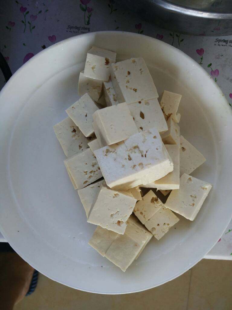 耗油豆腐,<a style='color:red;display:inline-block;' href='/shicai/ 465'>豆腐</a>切块。
最好再小一点,
我这个渣刀功,是基本没救了。