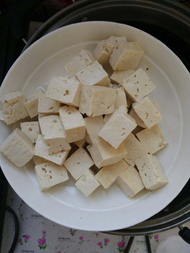 耗油豆腐,锅里烧水。加盐。
水开后放入豆腐煮一会,
去除豆腥味。
捞出备用。