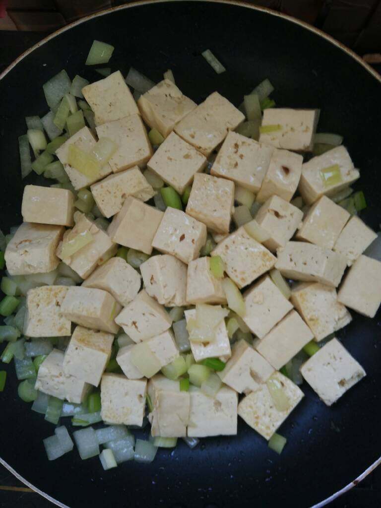 耗油豆腐,葱花爆香后,
放入豆腐,稍微煎一会。
