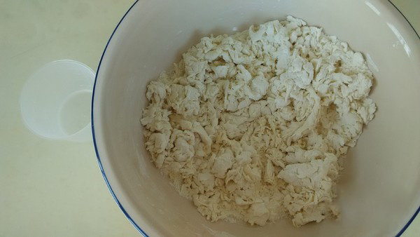 饺子,先把面粉加水成絮状，稍微留下一点水