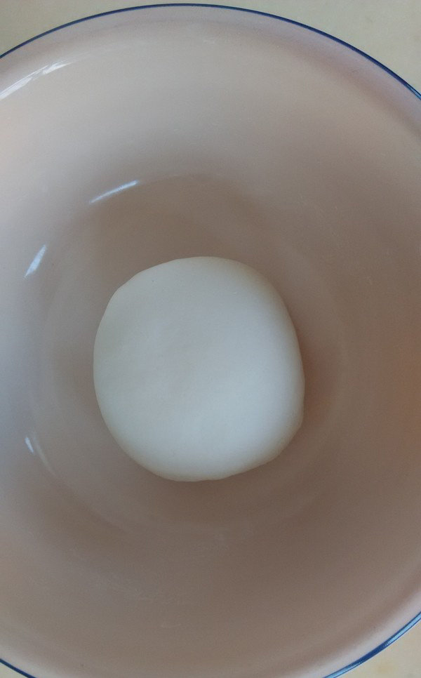 饺子,把面团揉光滑，加盖醒面