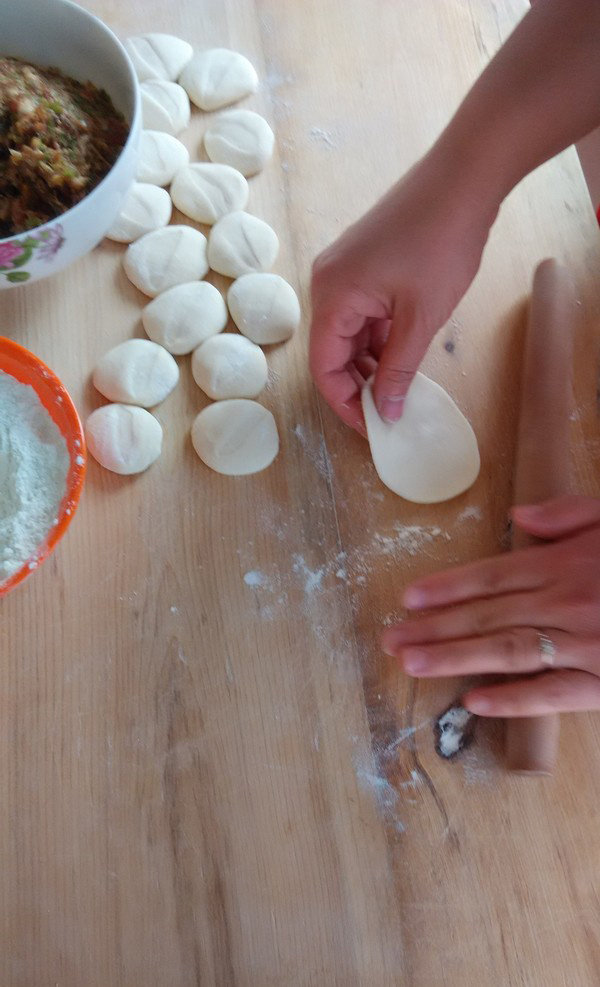 饺子,饺子皮转了一圈擀，差不多圆了就行