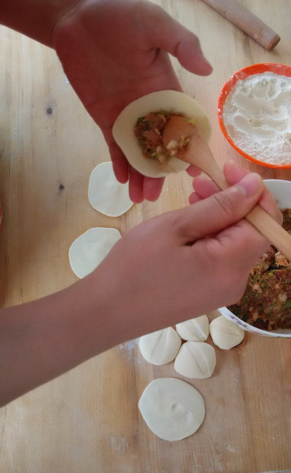 饺子,取饺子皮放馅料