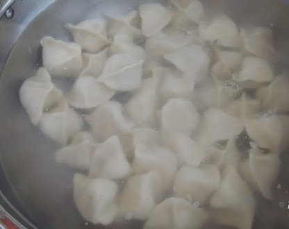 饺子,笊篱从锅底轻推饺子，防饺子粘锅底