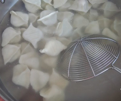 饺子,饺子大概两分钟浮上来，笊篱轻轻顺时针转饺子，点凉水