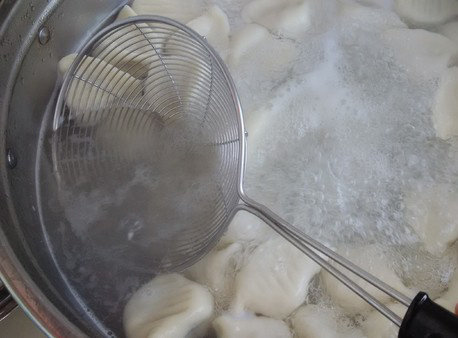 饺子,饺子浮上来之后计时大概七分钟就熟了，这时可以尝一个饺子保险些
