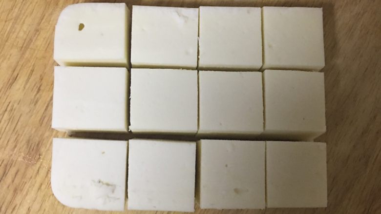 拔丝奶豆腐,首先切块,随自己心情,别太厚,什么形状都行,长条的菱形随便