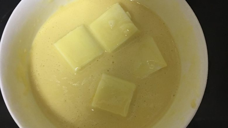 拔丝奶豆腐,挂上面糊,小火把油烧热至七成热,然后开炸,炸的过程就不上图了⋯⋯因为很慌乱⋯⋯来不及照相了,炸过之后放一边备用