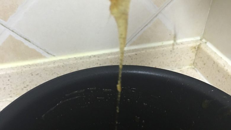 拔丝奶豆腐,熬糖汁,这步也没图了...因为在电话求助母上大人就没法照相了...拔丝窍门就是放一点点油,真的一点点,不要不相信自己,也不想不相信<a style='color:red;display:inline-block;' href='/shicai/ 3729'>白糖</a>,然后放两把白砂糖,开始搅拌,一定要一个方向啊,顺指针逆时针都行,一直搅拌,不要停,慢慢的就都化了,然后化到接近水似的就把炸好的<a style='color:red;display:inline-block;' href='/shicai/ 5271'>奶豆腐</a>放进去,这期间要注意味道啊,别糊锅了,最后一搅拌就ok啦,本人第一次拔丝就成功了~你可以哦~