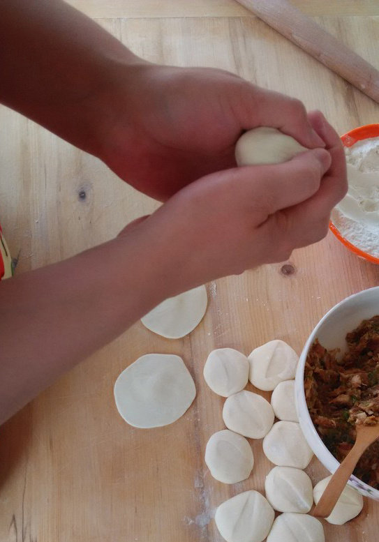 饺子,两手合住向掌心收