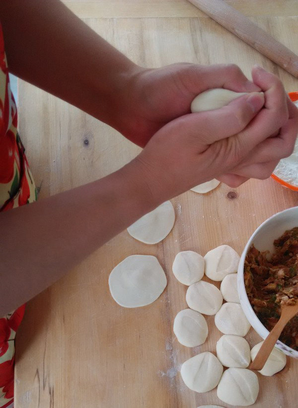 饺子,两手合住向掌心收圆的