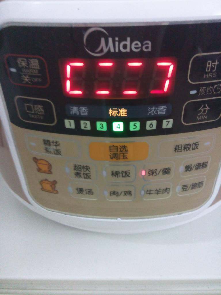红枣银耳百合莲子羹,选择煮粥键就行了。