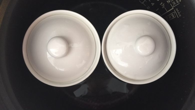 冰糖燕窝,盖盖子,隔水大火烧开,转小火蒸约六十分钟。