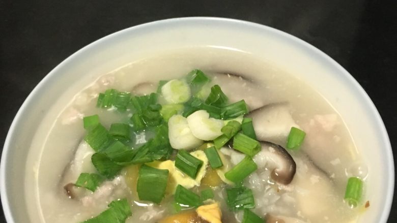 香菇皮蛋肉粥,将<a style='color:red;display:inline-block;' href='/shicai/ 230'>香菇</a>洗净切成片，<a style='color:red;display:inline-block;' href='/shicai/ 14'>皮蛋</a>切成小块，肉剁成肉臊，<a style='color:red;display:inline-block;' href='/shicai/ 37'>姜</a>切丝，<a style='color:red;display:inline-block;' href='/shicai/ 3250'>葱</a>切成<a style='color:red;display:inline-block;' href='/shicai/ 3250'>葱</a>花；
水烧开加米熬煮，顺时针搅拌；
待米煮开十分钟后，依次下<a style='color:red;display:inline-block;' href='/shicai/ 230'>香菇</a>、<a style='color:red;display:inline-block;' href='/shicai/ 14'>皮蛋</a>、肉臊一起顺时针熬煮；
等粥进一步浓稠以后下<a style='color:red;display:inline-block;' href='/shicai/ 37'>姜</a>丝和盐提味；
五分钟后关火下<a style='color:red;display:inline-block;' href='/shicai/ 3250'>葱</a>搅匀，滴几滴<a style='color:red;display:inline-block;' href='/shicai/ 847'>香油</a>搅匀。