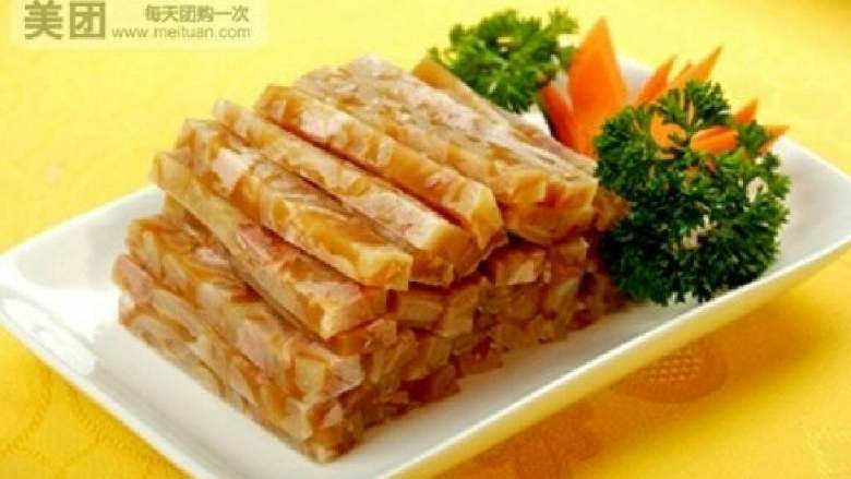 水晶皮冻,7、挑出姜片,葱段,调料包,然后倒入一个容器,放凉了以后,放入冰箱,凝固了就行了;