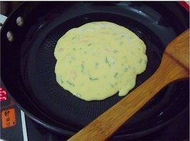 杂粮煎饼,平底锅擦一层油,用大勺子舀出一勺,火力差不多八百瓦,就是很小的火
