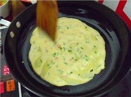 杂粮煎饼,用木铲摊开,越薄越好