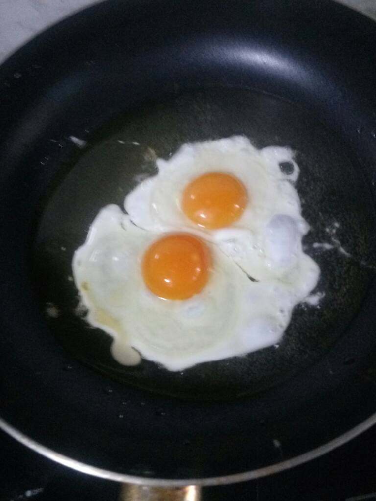 懒人蛋炒饭,油烧烫,加入两个蛋