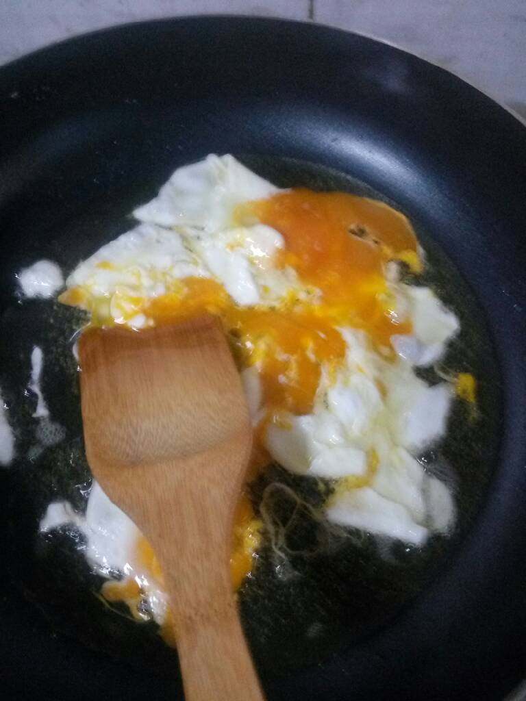 懒人蛋炒饭,煎至半熟,捣碎~