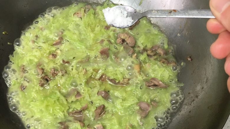 莴笋鸡杂羹,放入盐,鸡精调味