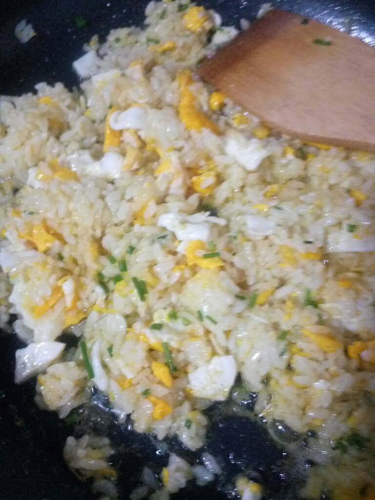 懒人蛋炒饭,加盐,鸡精,水,不停翻炒,香味冒出加胡椒粉,出锅~~