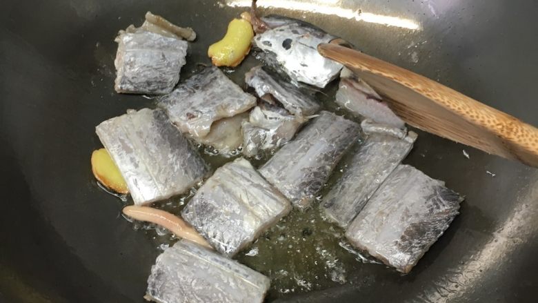 红烧东海带鱼,下带鱼段煎至表面微黄