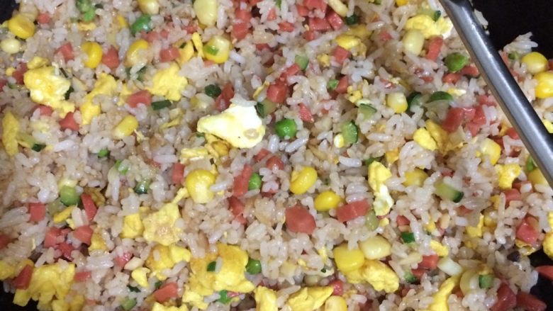 花式炒饭。,花式炒饭完成,可以开吃咯🍴