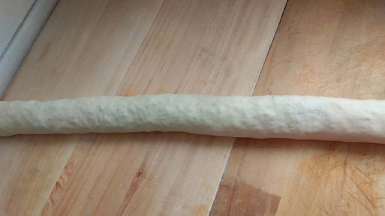 苜蓿菜卷,从一遍将其卷起来~