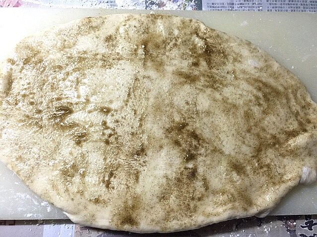 家常椒盐发面饼,擀成薄饼状均匀地抹上油,撒上混合椒盐同样抹均。