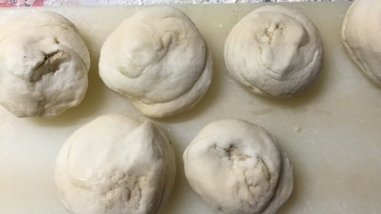 家常椒盐发面饼,揪成均匀的剂子,双手反方向用力压扁。