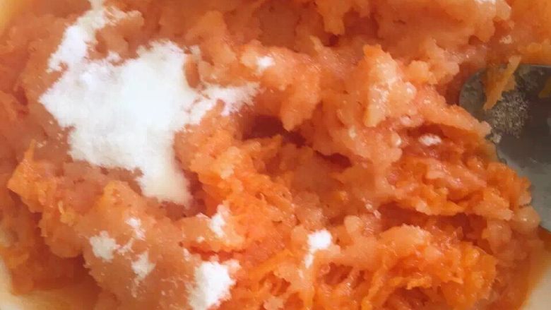 南瓜饼,<a style='color:red;display:inline-block;' href='/shicai/ 53'>南瓜</a>去皮鉋成丝，放入少许白糖，静置十来分钟，变软就可以