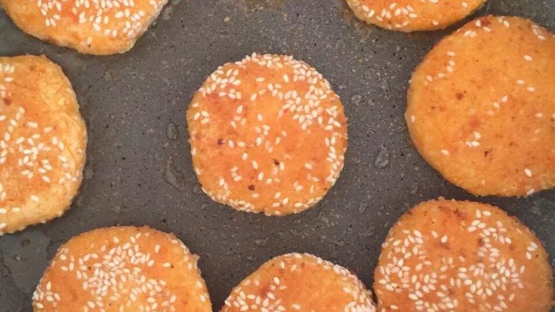 南瓜饼,分成大小差不多的一个个，沾上白芝麻，不粘锅里放少许油，然后两面煎成金黄色就可以了，要小火煎哦！