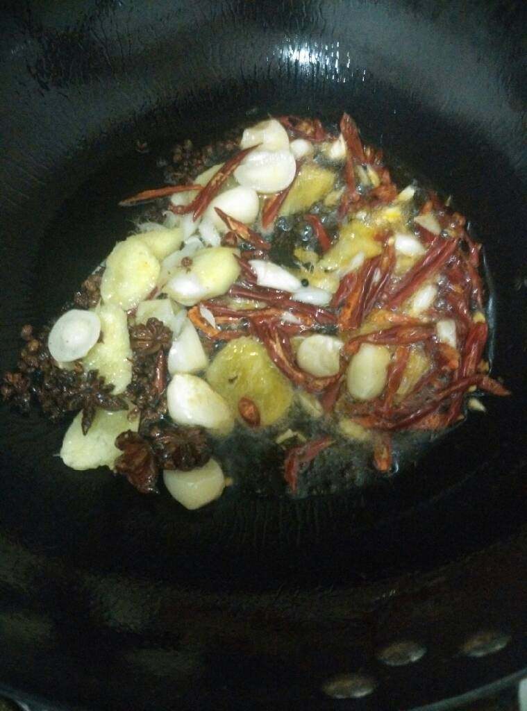 爆香螺狮,锅中热油 把麻椒大料炸香~葱姜蒜干红辣椒煸出味~倒入螺狮