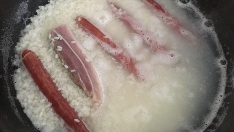 腊味煲仔饭,水烧开，放入等量的大米，煮开，放入<a style='color:red;display:inline-block;' href='/shicai/ 4536'>腊肠</a>和<a style='color:red;display:inline-block;' href='/shicai/ 436'>腊肉</a>，煮25分钟