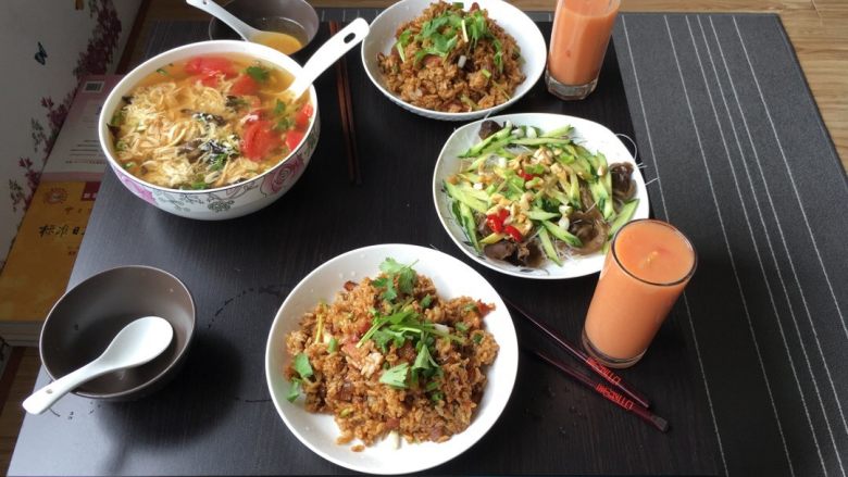 腊味煲仔饭,加上鲜榨🍹，周末愉快