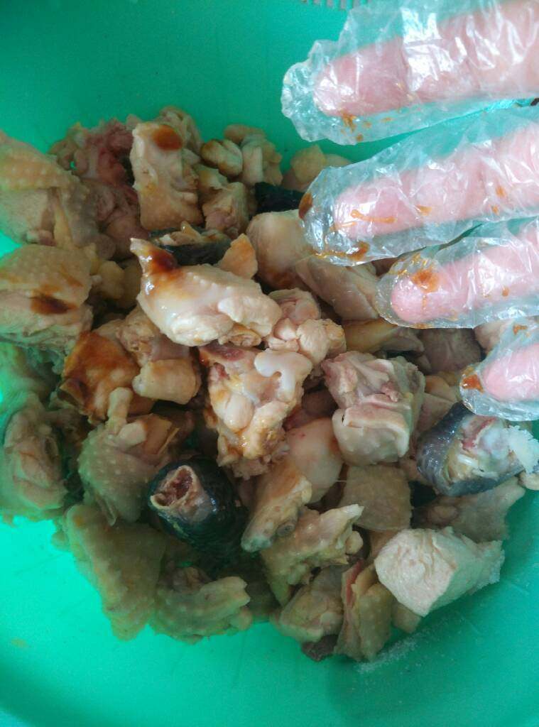腰果鸡🐔,再把mao好的鸡肉🐔用<a style='color:red;display:inline-block;' href='/shicai/ 718'>料酒</a> 耗油  少量盐掩15分钟。