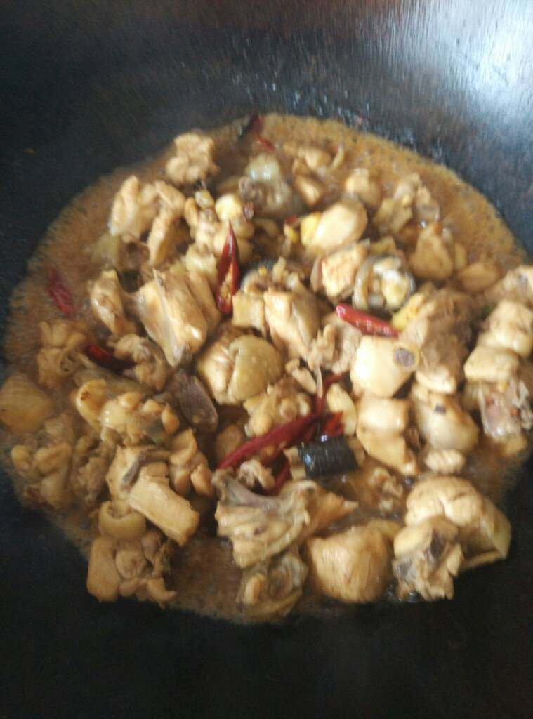 腰果鸡🐔,加点盐   料酒～一点  因为掩的时候加过了   一大勺糖  <a style='color:red;display:inline-block;' href='/shicai/ 692'>酱油</a>翻炒   再加一小杯水