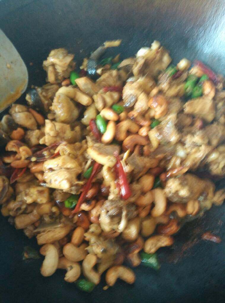 腰果鸡🐔,最后一步  放入腰果翻炒 收锅！  味道真不错 