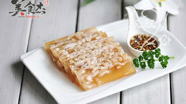 水晶皮冻,6、大火烧开,转为小火慢慢熬,大概熬1小时;
7、挑出姜片,葱段,调料包,然后倒入一个容器,放凉了以后,放入冰箱,凝固了就行了;
8、吃的时候切片,喜欢吃什么口味可以自己调制。