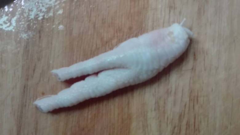 酸辣鸡爪,<a style='color:red;display:inline-block;' href='/shicai/ 89'>鸡爪</a>先洗净，剪去指甲，将<a style='color:red;display:inline-block;' href='/shicai/ 89'>鸡爪</a>对半切开，后锅中注入清水（1:1比例）同时放入切好的<a style='color:red;display:inline-block;' href='/shicai/ 89'>鸡爪</a>，再倒少许料酒与3片姜片，大火煮至水沸腾！