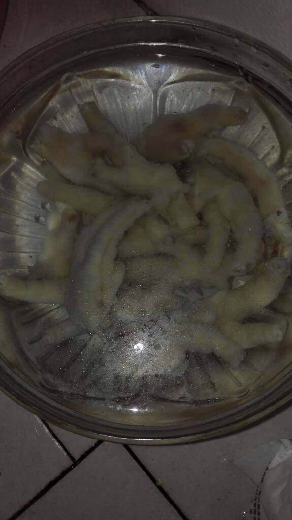 酸辣鸡爪,水沸腾后把火熄灭，将鸡爪捞出放入冷水中冷却