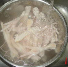烟熏鸡爪,<a style='color:red;display:inline-block;' href='/shicai/ 89'>鸡爪</a>浸泡,洗净;