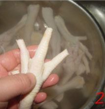 烟熏鸡爪,剪掉鸡指甲;