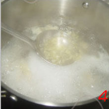 烟熏鸡爪,烧开,撇去浮沫;